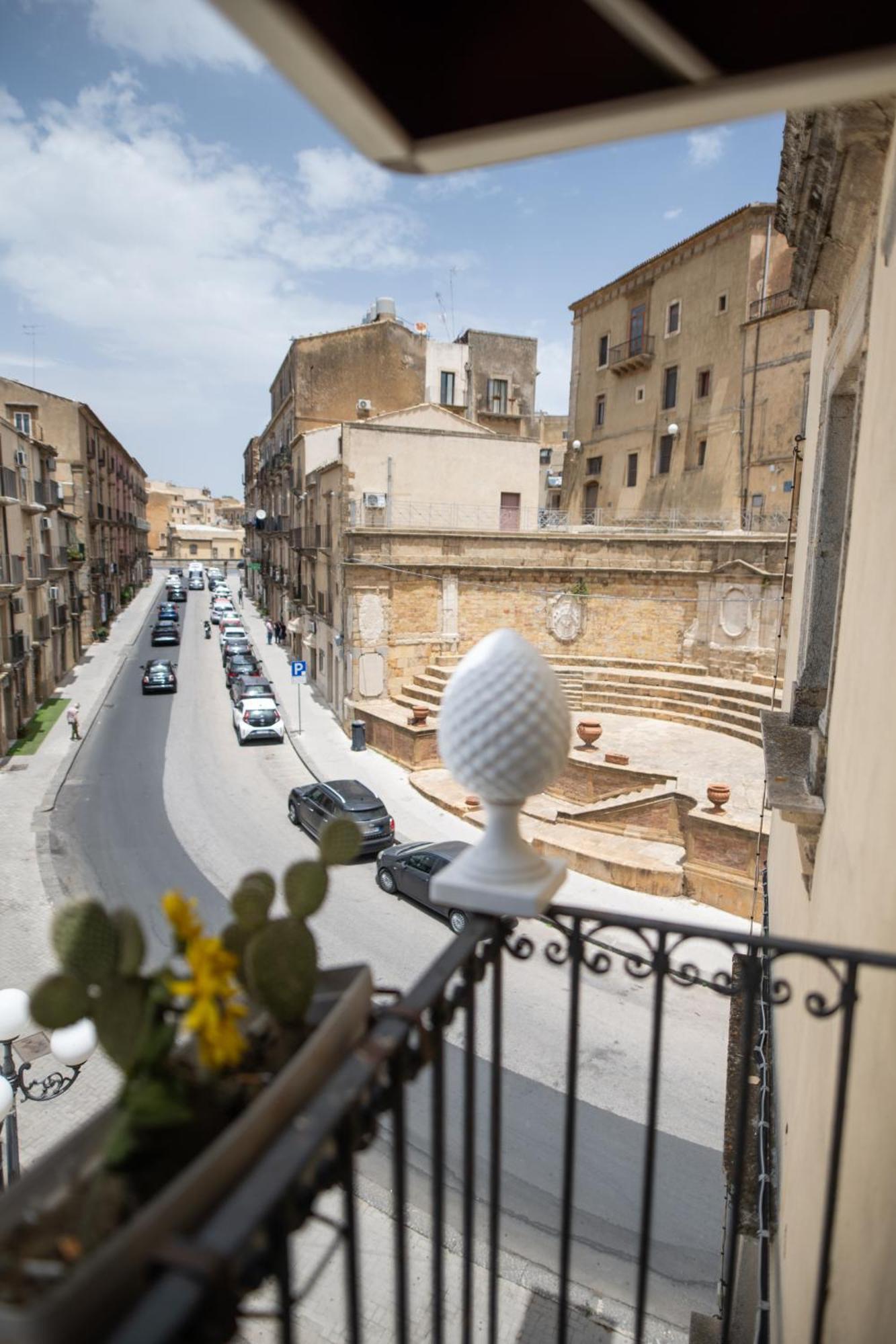 B&B Regina Carolina Caltagirone Exterior foto